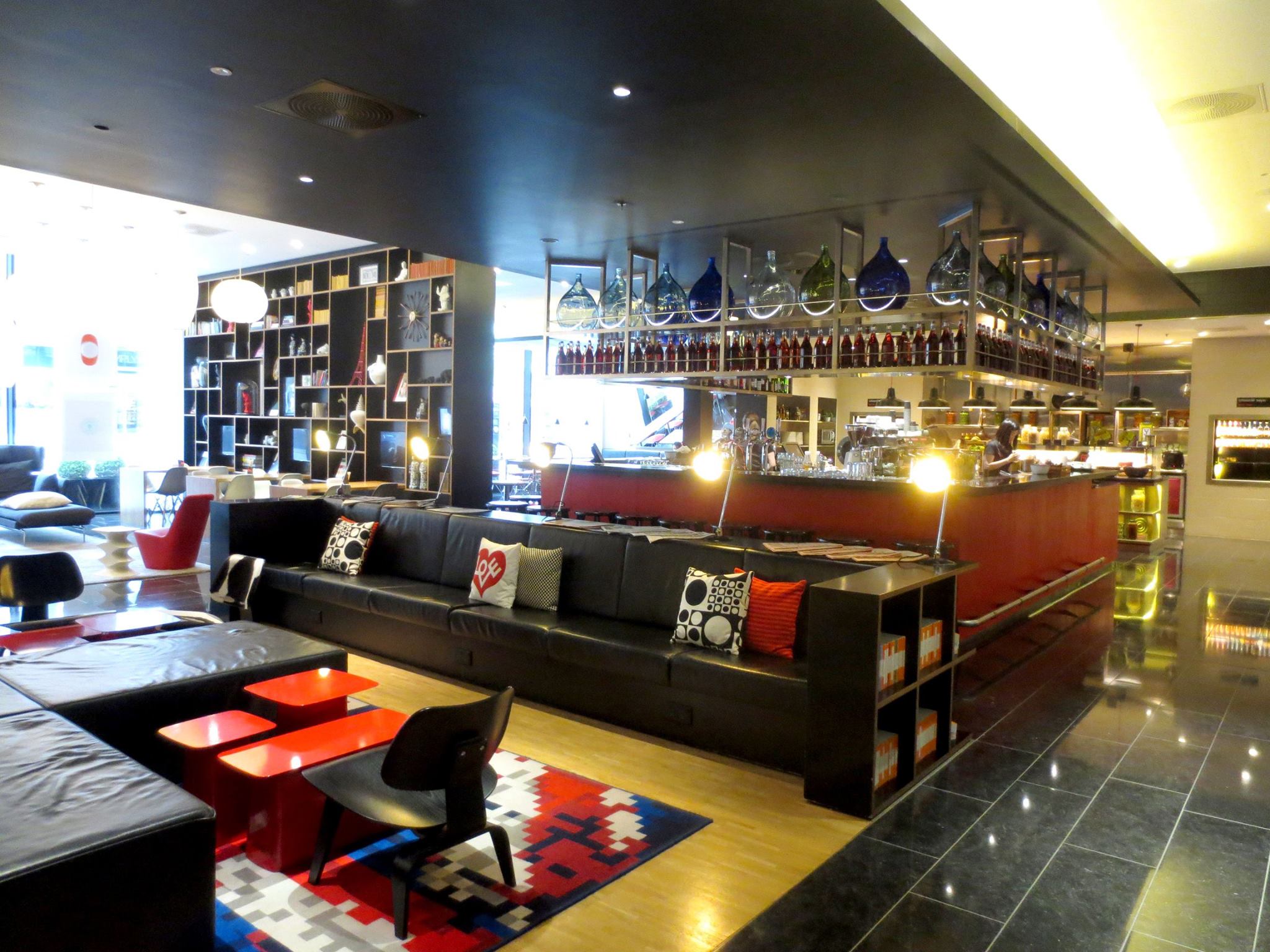 The CitizenM bar / café