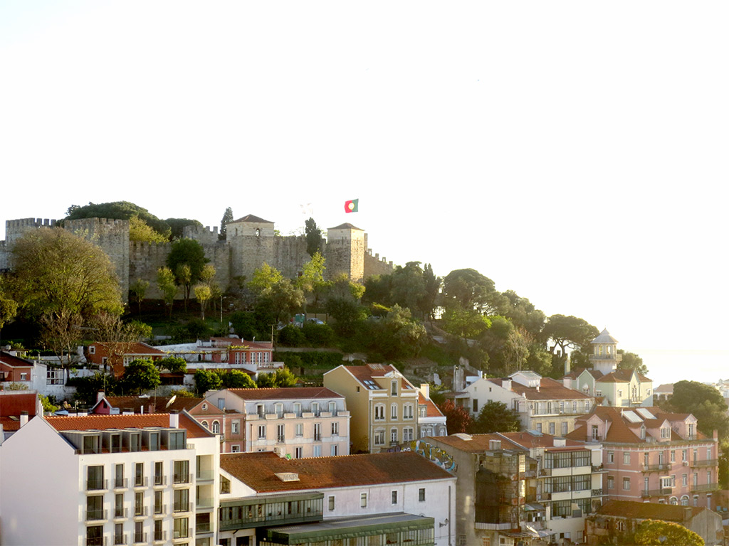 Looking up to the Castelo