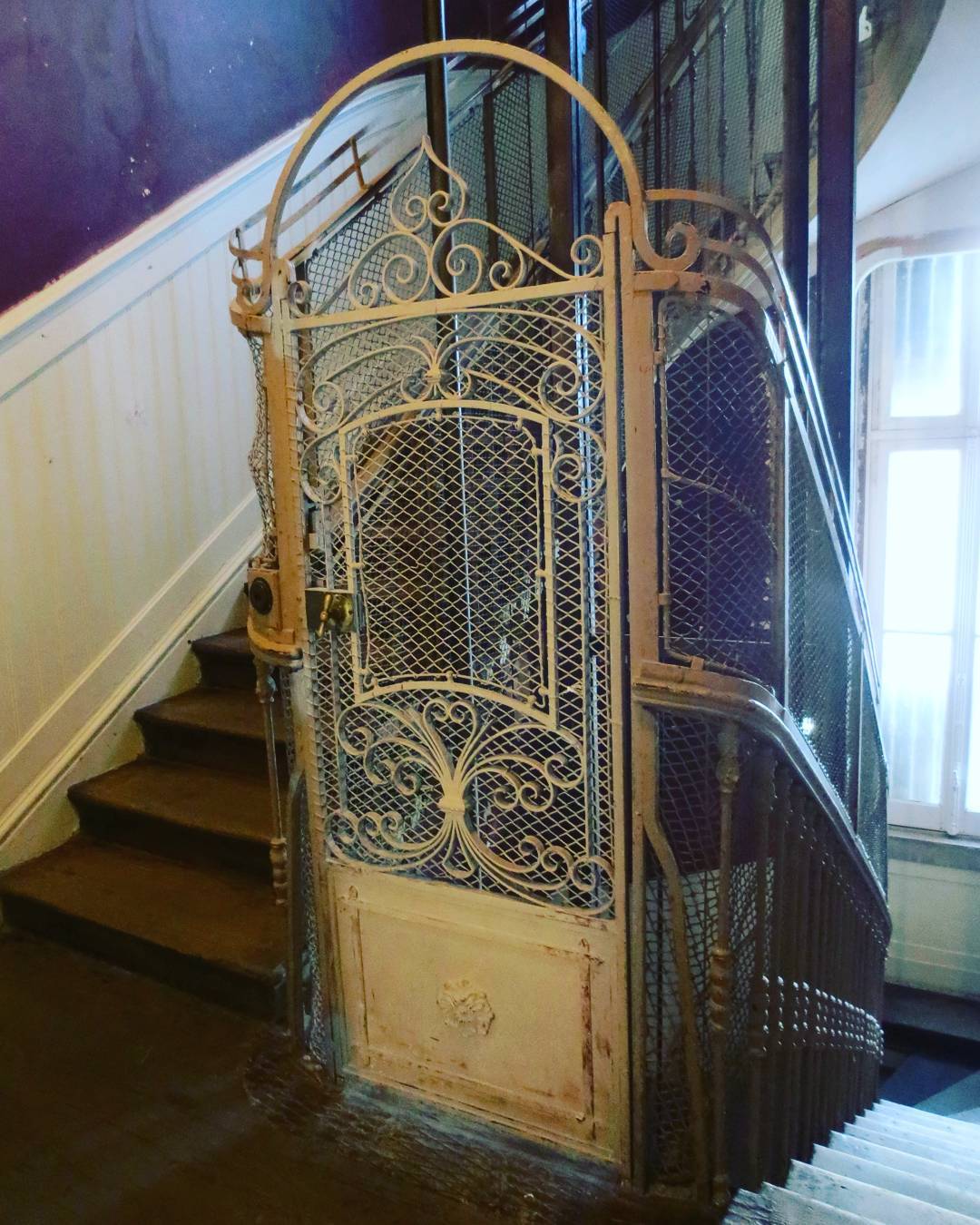 Embaixada Lift Door