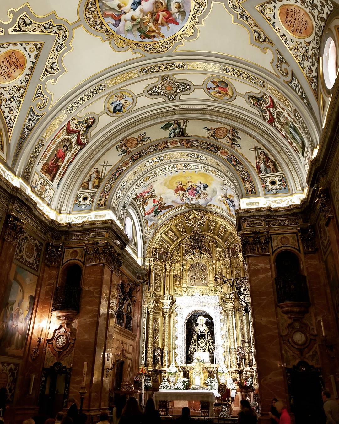 Inside la Basílica de la Macarena